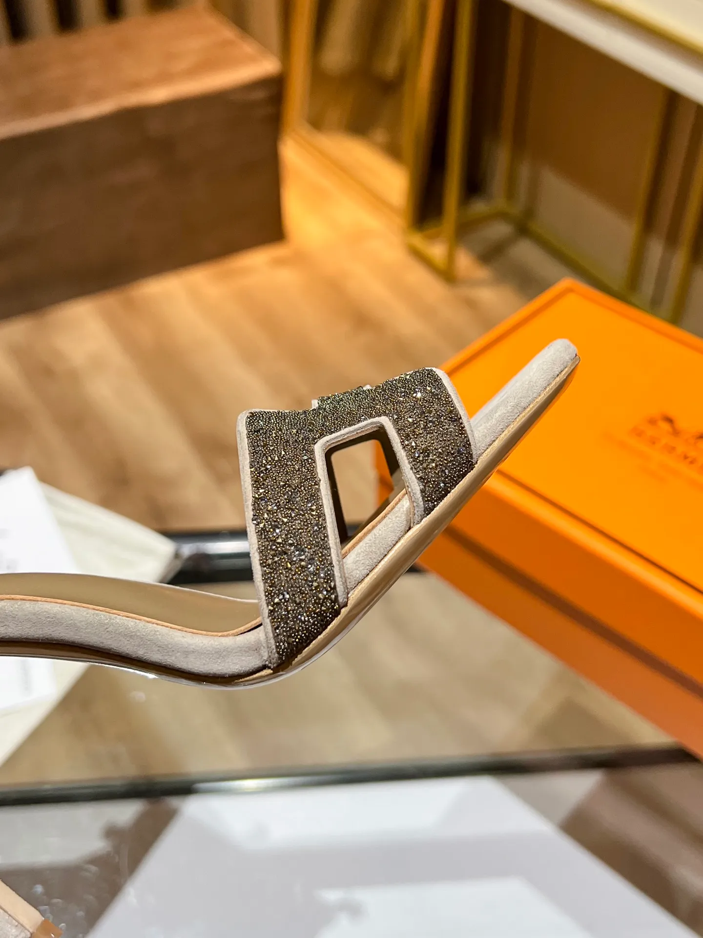 👟👟Ex-factory price 600👟👟 Hermès high-heeled sandals Hermès high-heeled shoes are the simplest, most durable and elegant I have ever seen! ! ! It can hold any style, and the height of 10.5cm is easy to control. Each color has its own unique style. You must buy this one, it is really easy to wear and look good! size: 35-40 (34.40.41 customization is non-returnable and non-exchangeable)